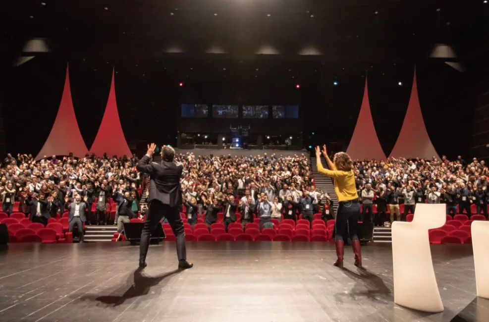 Animations interactives sur scène impliquant les invités