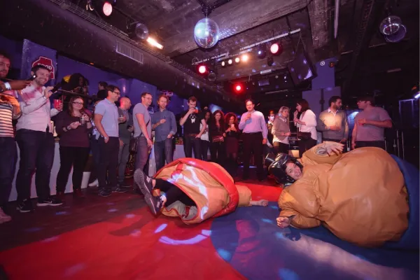 Combat de sumo amusant dans des costumes gonflables pour un team building d'entreprise
