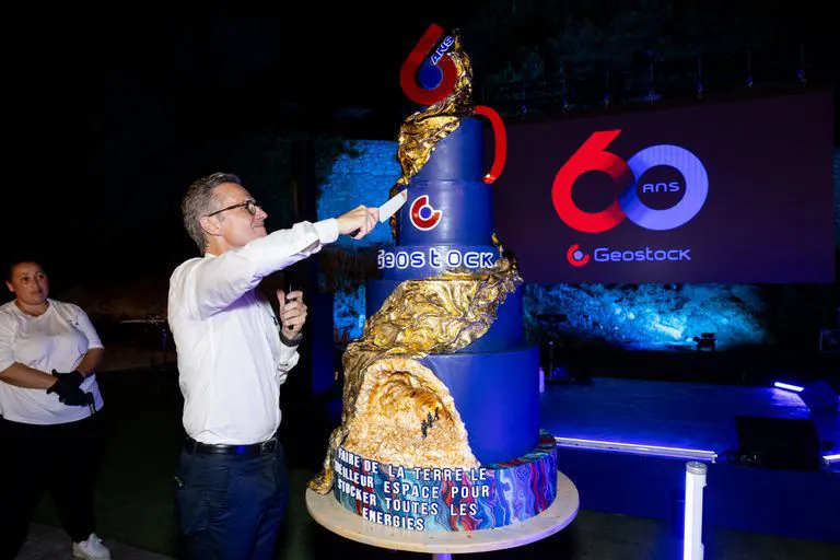Découpe du gâteau d'anniversaire d'entreprise Geostock