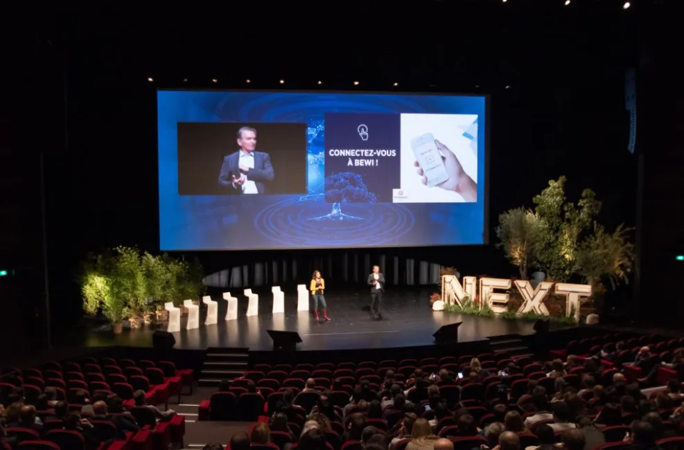 Discours inspirants des intervenants sur la scène interactive