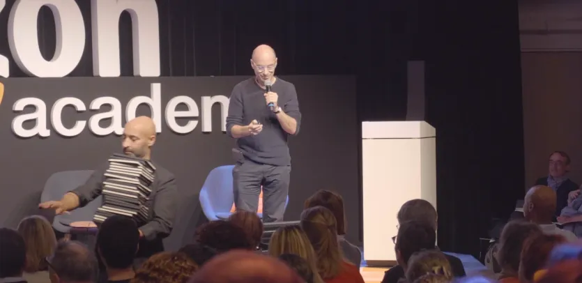 Discours d'ouverture sur scène lors de l'Amazon Academy