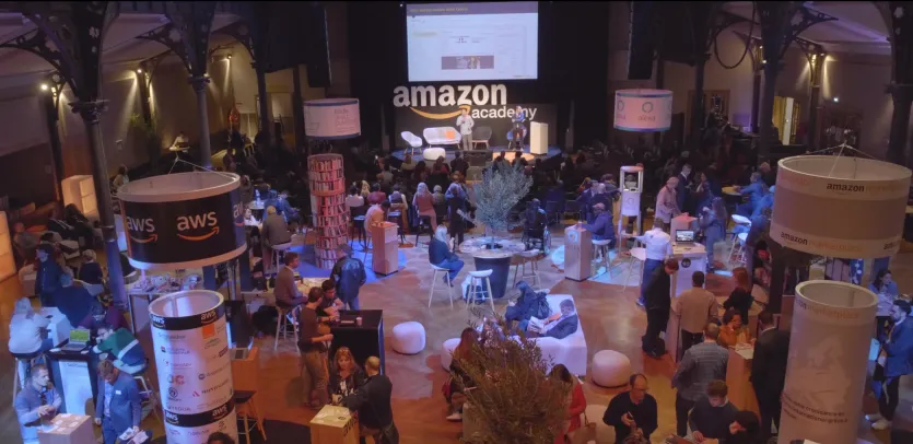 Scénographie épurée et ambiance boisée lors de la conférence