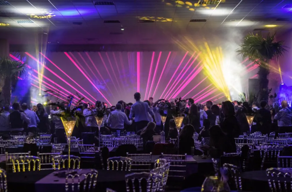 Ambiance électrique sur la piste de danse de la soirée finale