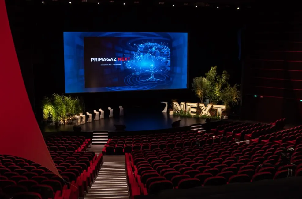 Scénographie organique de la salle et de la scène