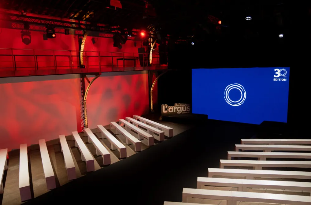 Ambiance industrielle et scénographie de la salle