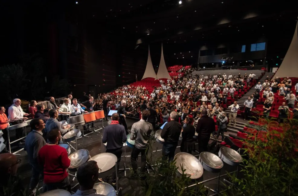 L'orchestre symphonique géant réunissant tous les collaborateurs