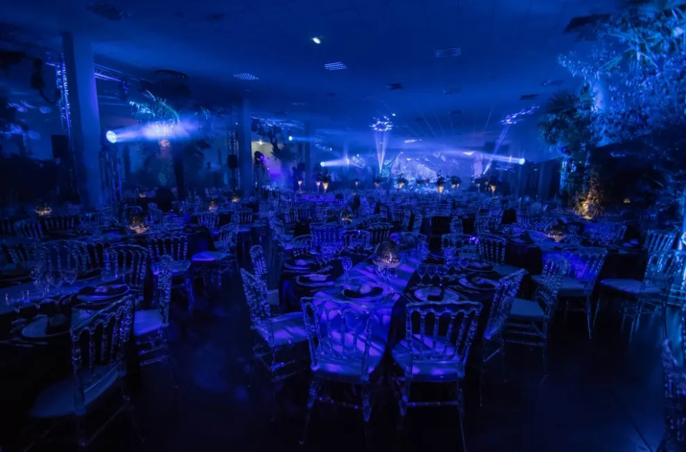 Scénographie immersive et lumineuse pour le repas de gala