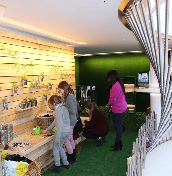 Atelier de jardinage et plantation pour enfants en événement d'entreprise