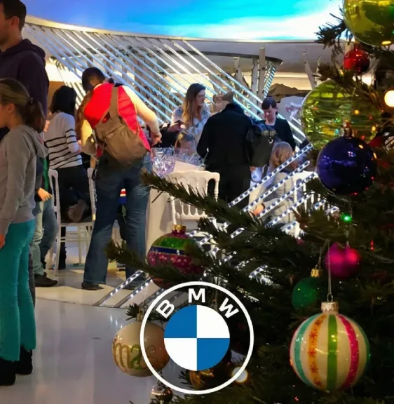 Arbre de Noël d'entreprise et sapin décoré chez BMW